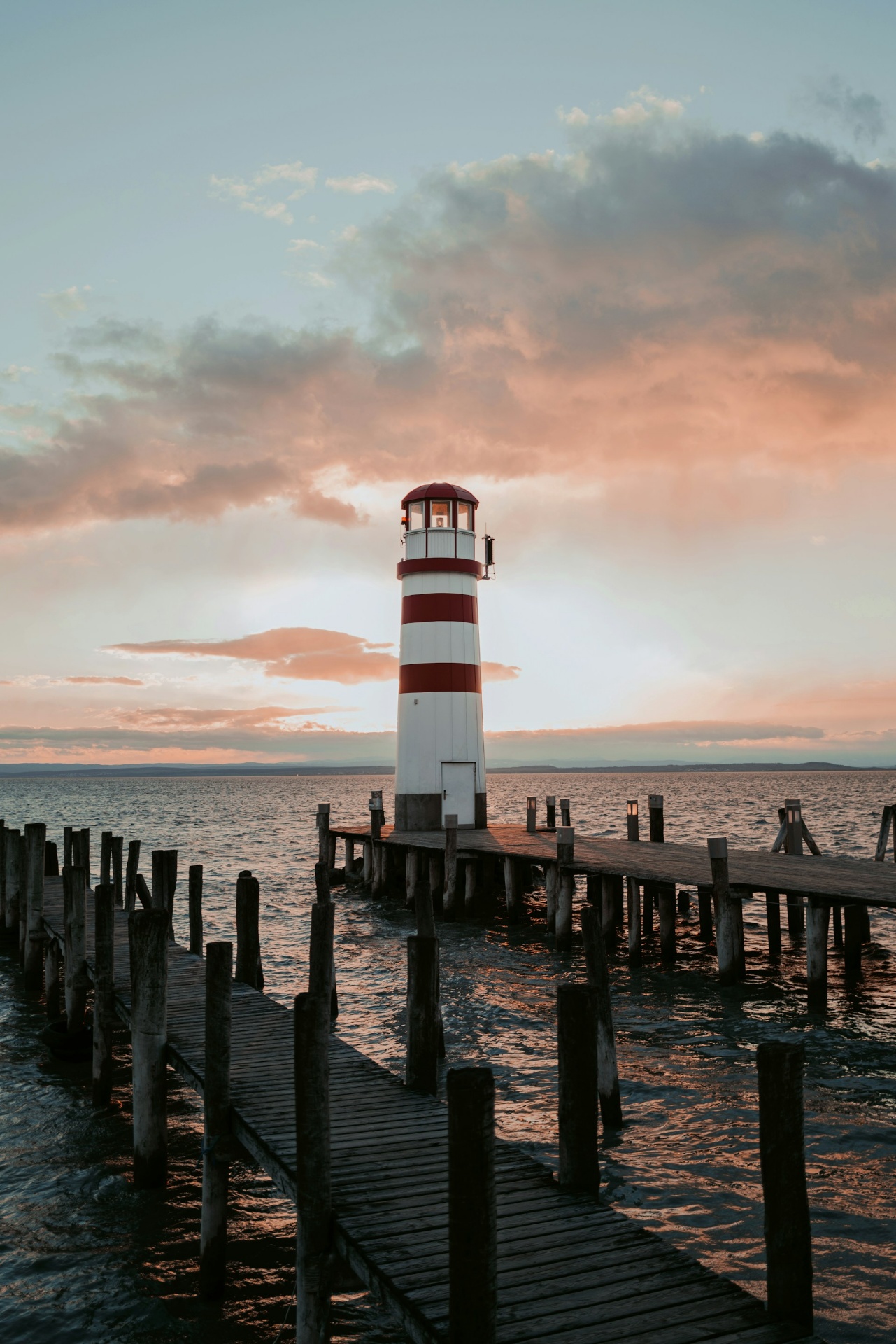 Leuchtturm von Podersdorf am Neusiedler See zur Golden Hour